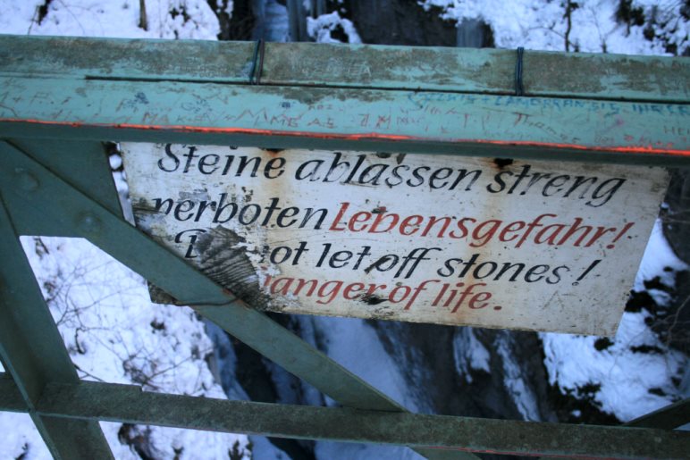 Auf der eisernen Brücke über die Partnachklamm