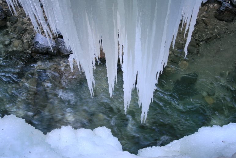 Manchmal reicht die Sonne so weit in die Klamm, dass sie die Eiszapfen anstrahlen kann