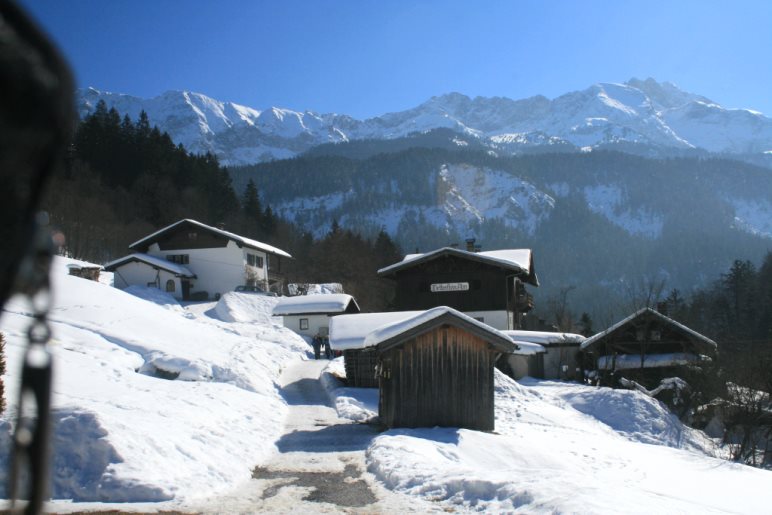 Die Wettersteinalm am Eckbauer und der Blick zum Wettersteingebirge