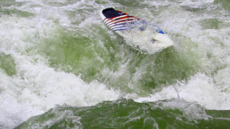 An der Eisbach-Welle in München