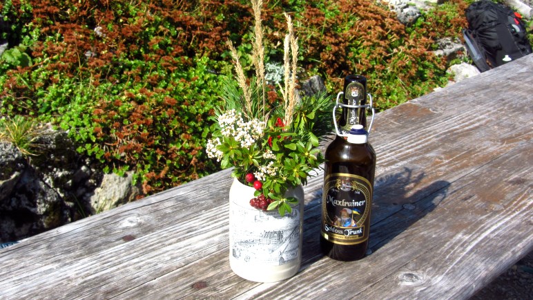 Blumen- und Bierdeko auf der Ankelalm unterhalb des Brecherspitz