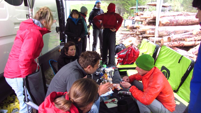 Unser Basecamp - ermöglicht dank Crashpad-Sofas gepflegtes Abhängen auch bei Regen