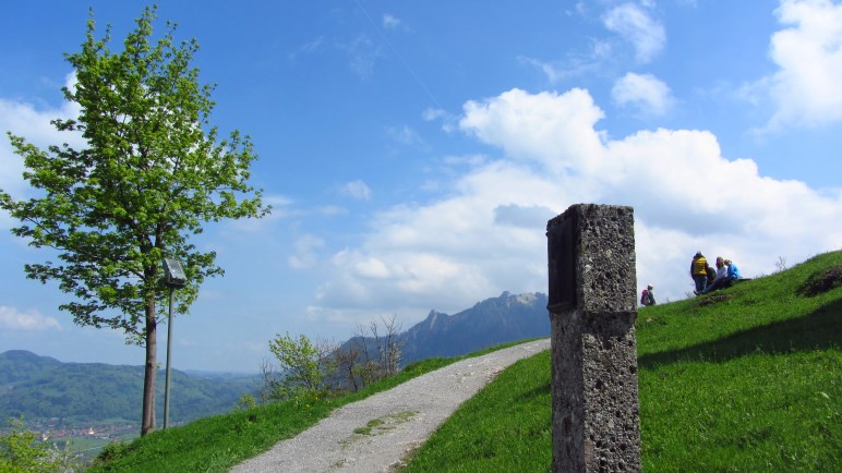 Geschafft: Das Ende des Apostelwegs, direkt an der Kirche auf dem Petersberg