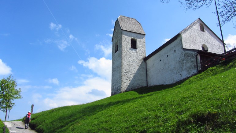 Das Ziel der Wanderung: Die Kirche auf dem Petersberg - und das Gasthaus nebenan