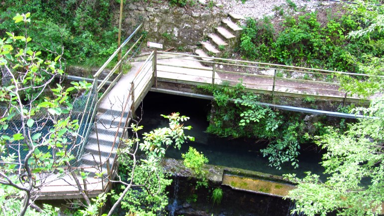 Brücken und Treppen am Wasserwerk - hier wechselt der Weg auf die andere Seite der Schlucht