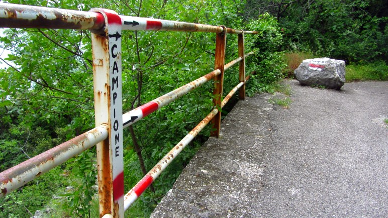 Auf der alten Straße zwischen Gardasee und Tremosine. Links geht's nach Campione