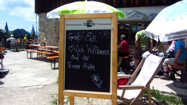 Freundliches Schild an der Priener Hütte