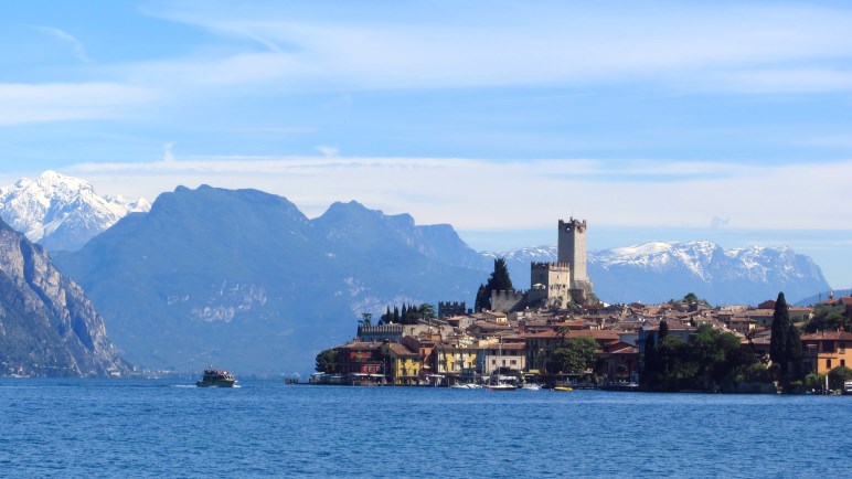 Der Blick zurück auf Malcesine und die teils noch schneebedeckten Berge im Norden