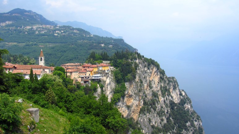 Der kleine Ort Pieve di Tremosine liegt hoch über dem Gardasee. Dort geht es heute hin