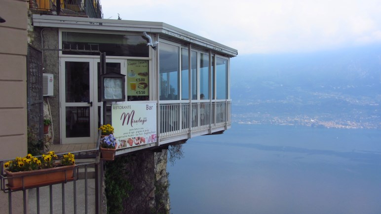 Interessante Konstruktion - das Ristorante hängt etwa 300 Meter über dem Gardasee