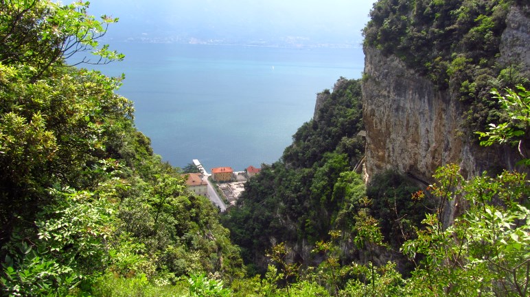 Der Blick von oben in die Schlucht und auf Campione