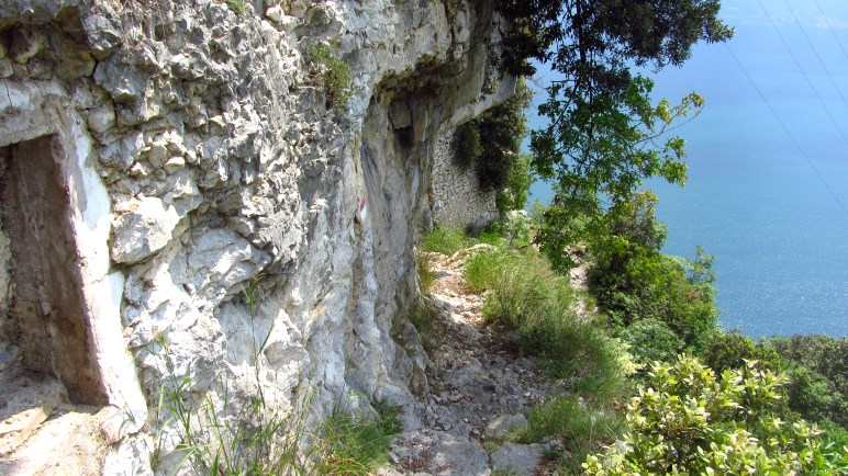 Nichts für Leute mit starker Höhenangst - der schmale Wanderweg am Rand der Schlucht