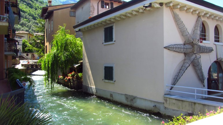 Zwischen den Häusern hindurch fließt der Aril zum Gardasee