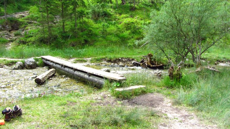 Über die Brücke geht es hinauf zur Stockeralm