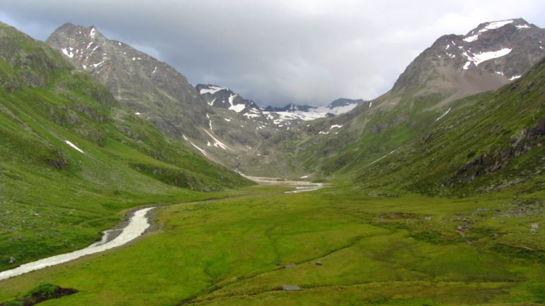 Der Ausblick von der Hütte über die Sulz bis zum Sulztalferner