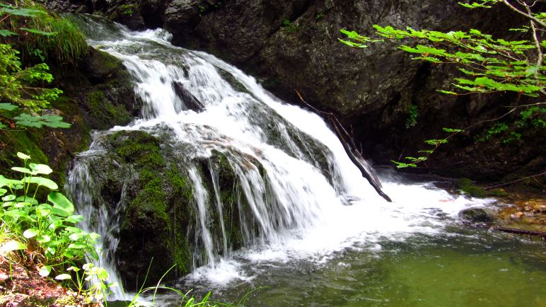 Kaskaden auf dem Weg zwischen unterem und oberem Wasserfall