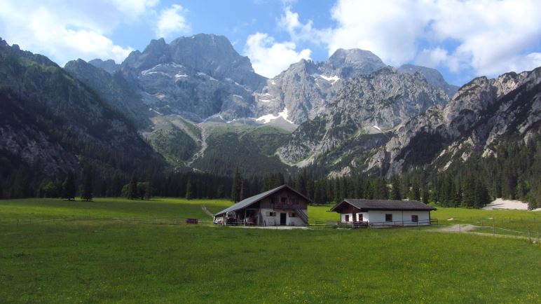 Die Rontalalm vor der östlichen Karwendelspitze