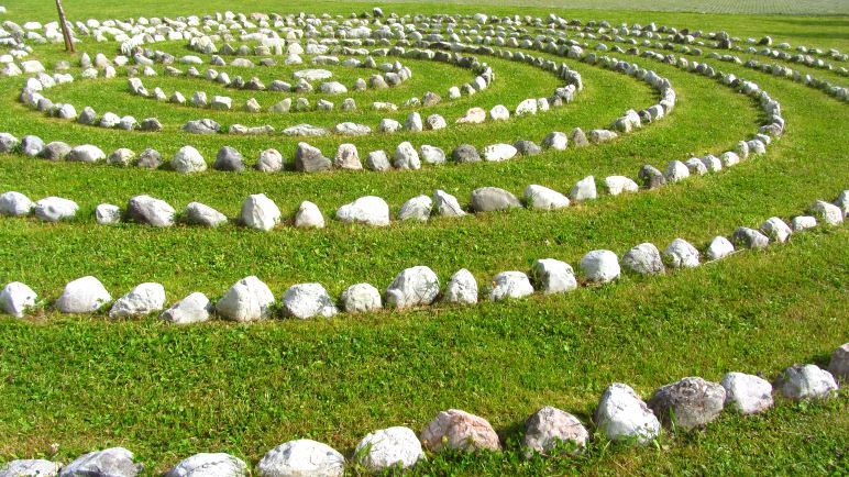 Das Steinlabyrinth vor dem Alpenpark-Haus