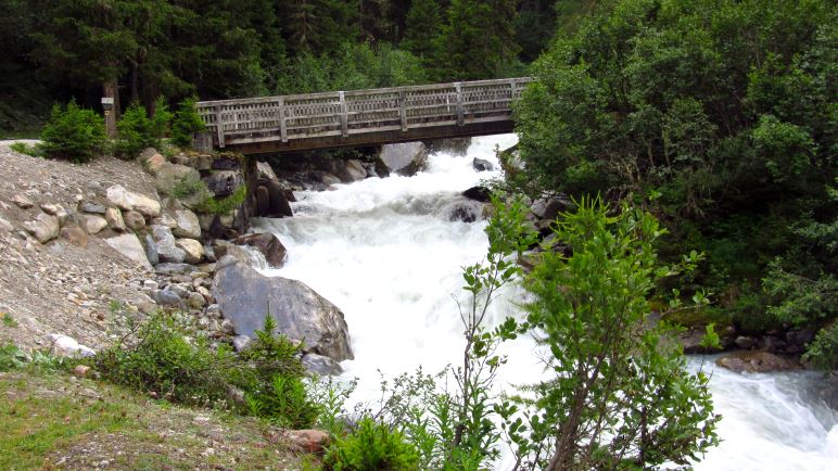 Die Brücke über den Sulzbach - hier beginnt der richtige Wanderweg