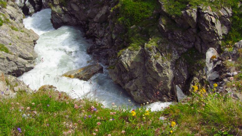 Vor der Amberger Hütte fließt der Sulzbach durch eine kleine Klamm