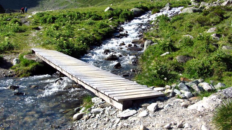 Kleine Brücke über einen kleinen Bach