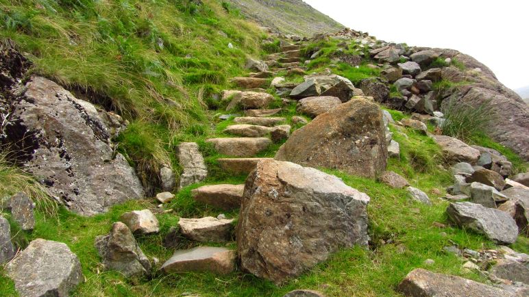 Über Steintreppen geht es steil hinauf zum Rossett Pass