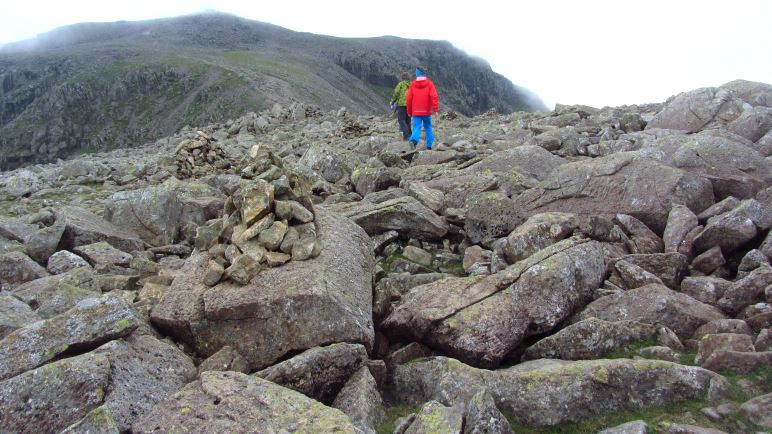 Schweres Geläuf - über Blockwerk geht es zum Gipfel des Scafell Pike, der ist oben schon zu sehen