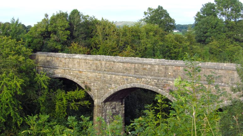 Die Eisenbahnbrücke vor Cark