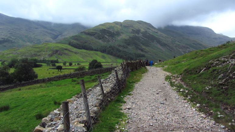 Entlang der Steinmauer wandern wir in Richtung Scafell Pike