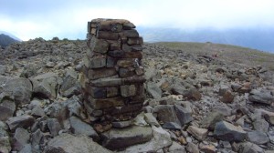 Statt Gipfelkreuz steht ein kleines Türmchen auf dem Scafell Pike