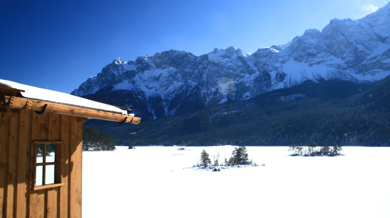 Der Eibsee im Winter bei strahlend blauem Himmel