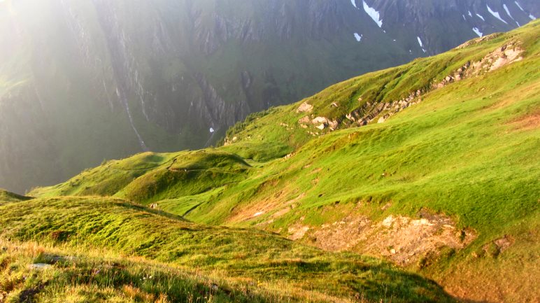 Die Morgensonne über den Wiesen an der Gleiwitzer Hütte