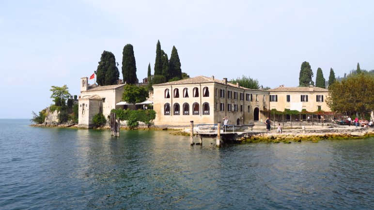 Die Punta San Vigilio, vom Gardasee aus gesehen