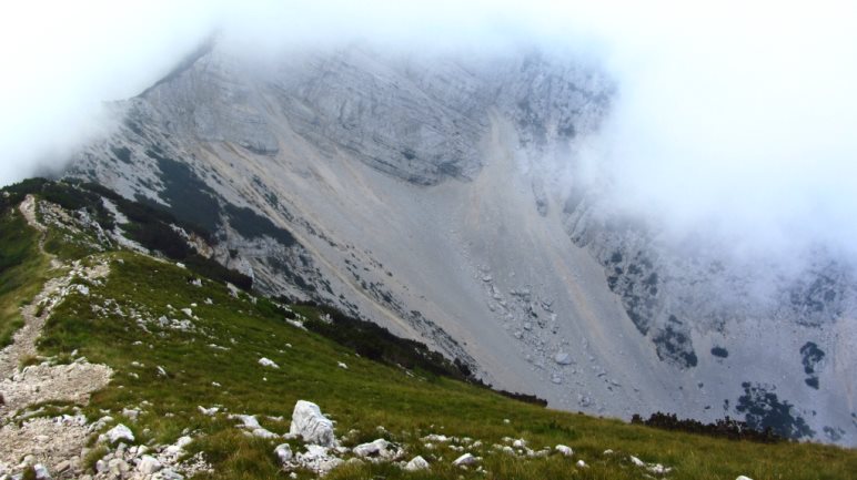 Weiß - der Nebel, wegen dem ich eine Stunde auf dem Gipfel gehockt bin