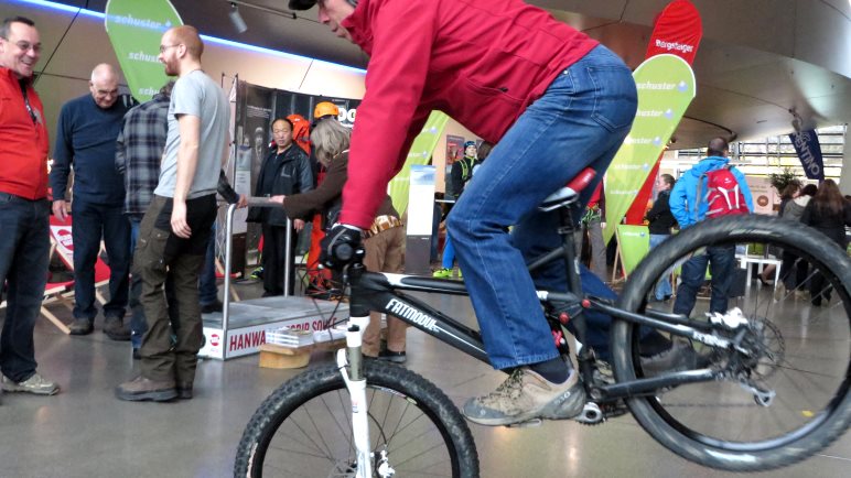 Vor Beginn des Alpintages: Kurze Pressevorführung der Mountainbiker