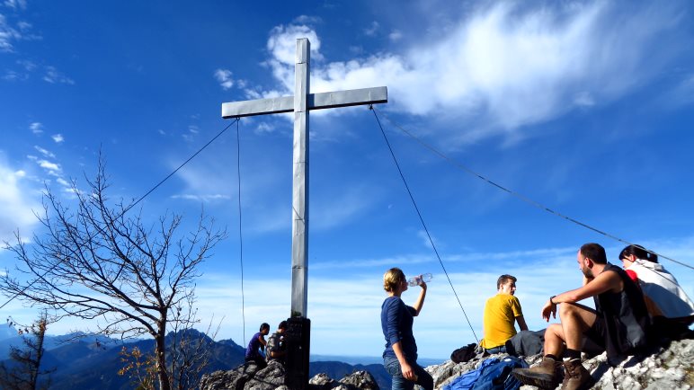 Das Geierstein-Gipfelkreuz vor strahlend blauem Herbsthimmel