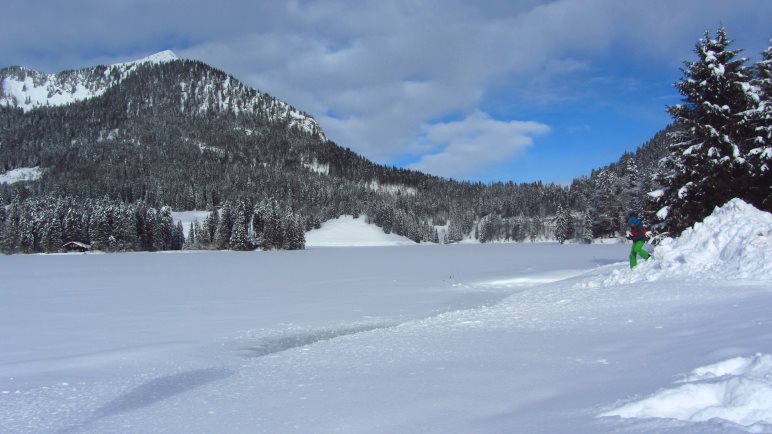 Der Spitzingsee ist auch für Winterwanderungen gut geeignet