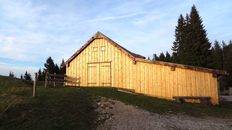 Golden leuchtet die Wachelmoosalm in der Abendsonne