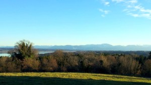 Der Ausblick vom Forsthaus Ilkahöhe über den Starnberger See auf die Alpen