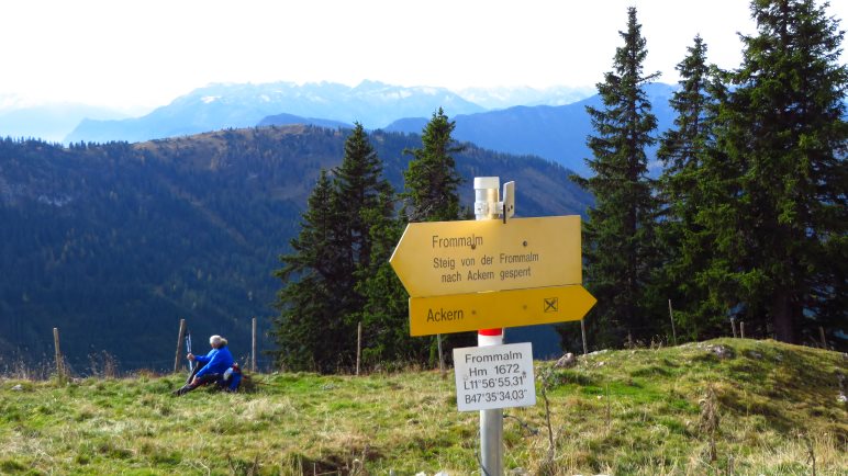 An der Frommalm - hier steht dann auch der Hinweis auf den gesperrten Pfad