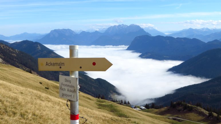 Erneut sehen wir wir das Kaisergebirge aus den tiefliegenden Wolken ragen