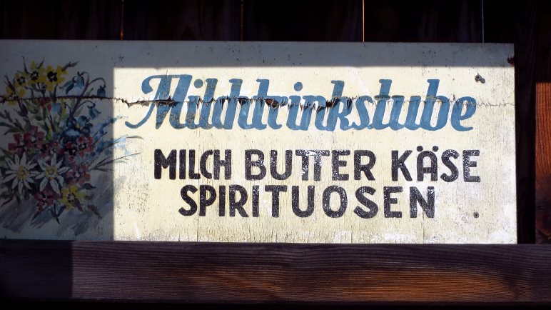 Unser Schild des Tages: Milchtrinkstube