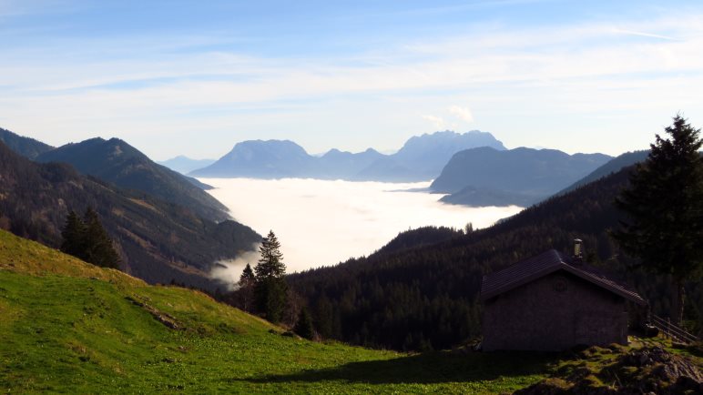 Das Thierseetal und Kufstein liegen unter den Wolken, wir schauen drüber hinweg auf das Kaisergebirge