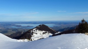 Der Blick von der Hochries auf den Chiemsee