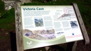 Die Infotafel vor der Victoria Cave