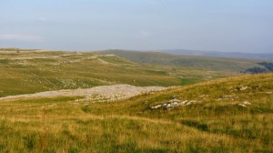 Braun ausgedörrte Wiesen auf den Hügeln vor Malham