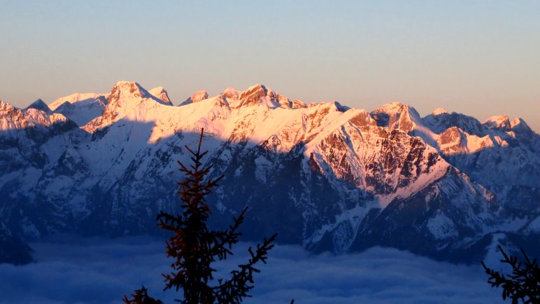 Winter-Sonnenaufgang in Tirol. Von der Erfurter Hütte quer über den Achensee geblickt