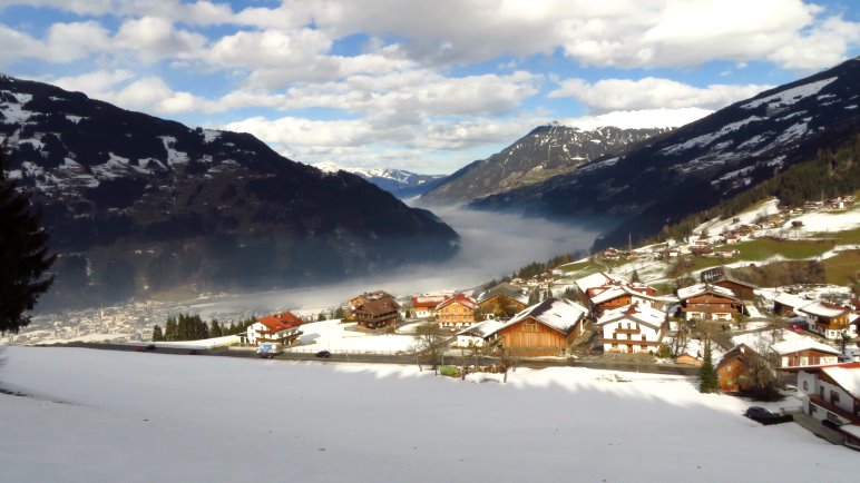 Blick von der Rodelbahn auf Hainzenberg und das im Nebel liegende Zillertal