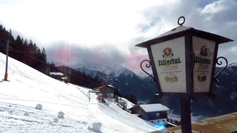 Ausblick auf die Rodelbahn und das Tal von der Terrasse des Schlittenstadl