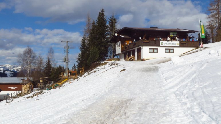 Der Schlittenstadl steht direkt neben der Rodelbahn